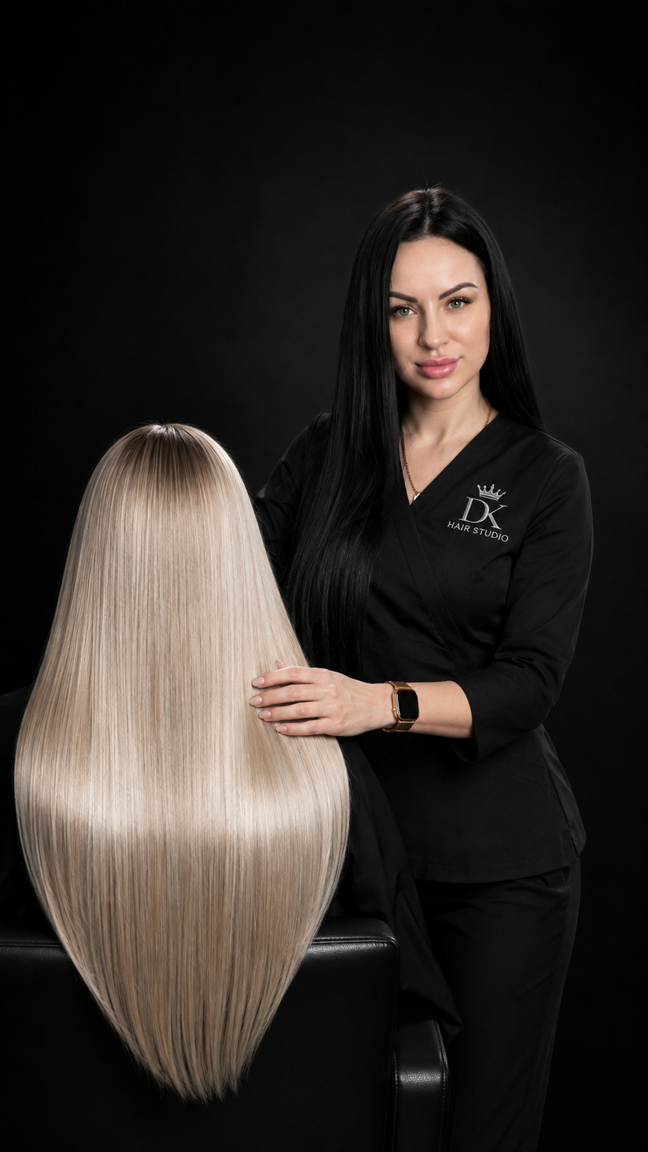Трихолог DK Hair Studio працює з клієнткою